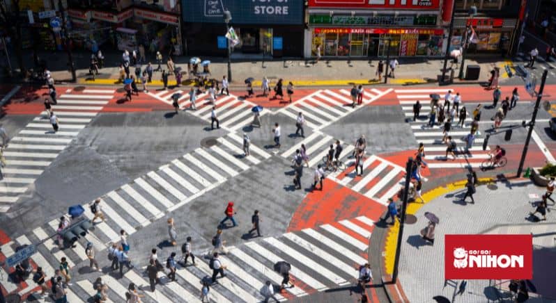 Vista dall'alto di persone che attraversano la strada in Giappone