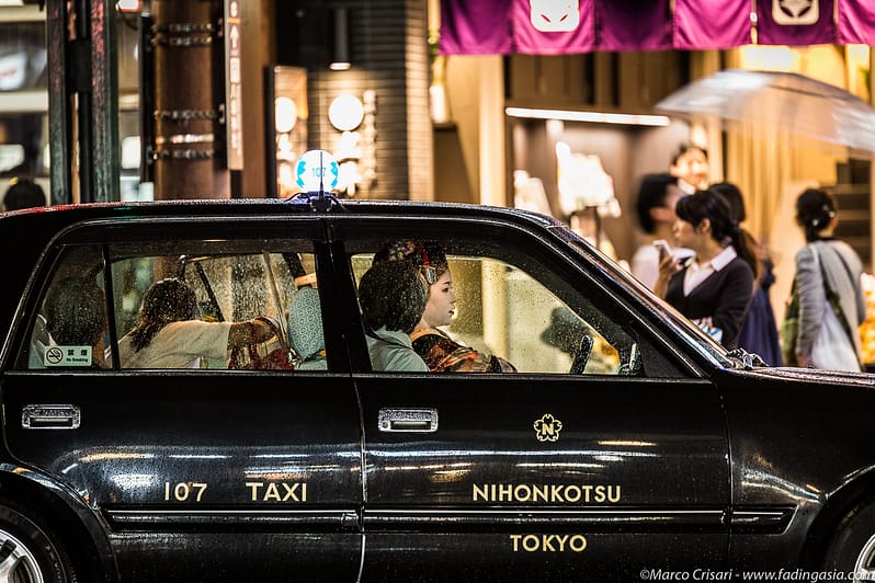Geisha en un taxi
