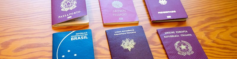 Passeports, ces pièces indispensables après l'obtention d'un certificat d'éligibilité, alignés sur une table.