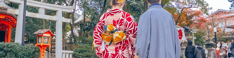 Due persone di spalle che indossano lo yukata giapponese