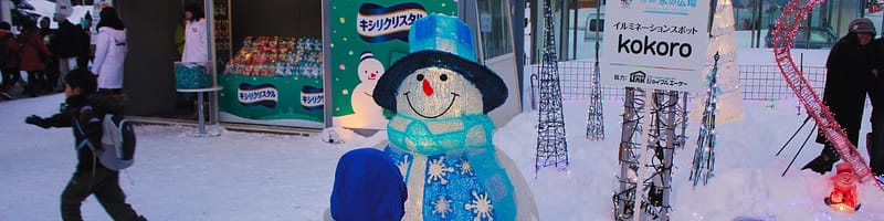 Pupazzo di neve su una strada in Giappone in inverno
