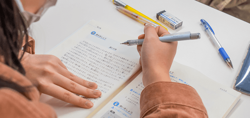 Personne prenant des notes sur les options pour étudier au Japon