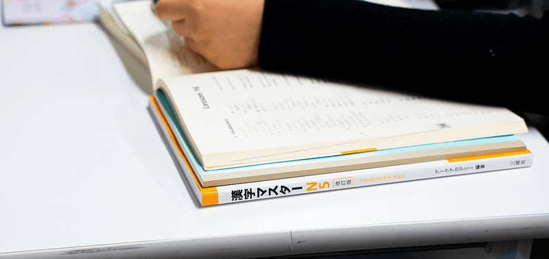 Livros de aprendizado de idioma JLPT N5 em cima de uma mesa.