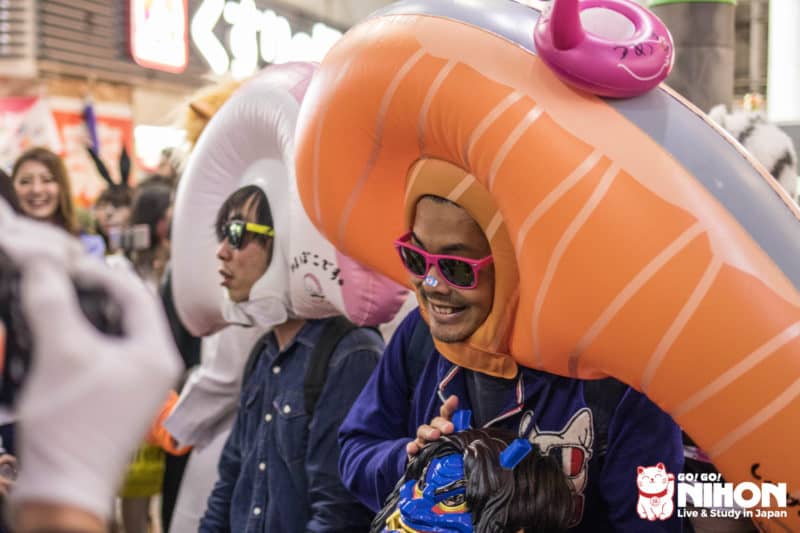 Uomo vestito da sushi salmon ad Halloween in Giappone