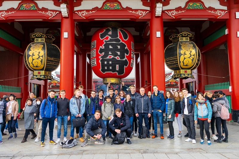 Schüler auf einer Sprachreise in Japan stellen sich am Kaminarimon-Tor in Asakusa Tokyo auf.