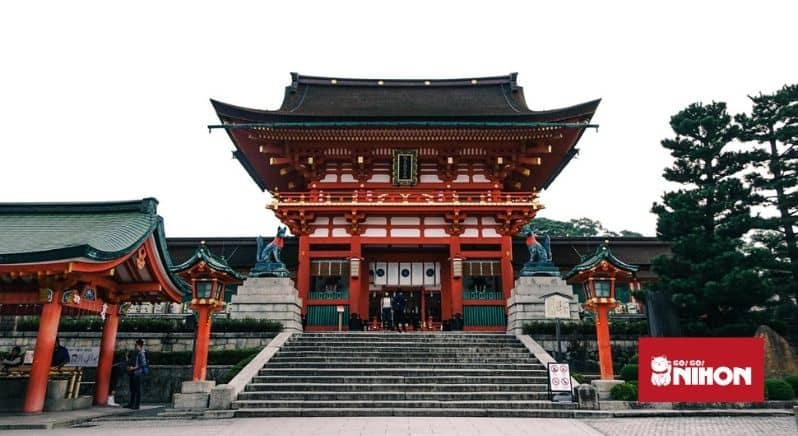 Imagen del edificio de un santuario en Fushimi Inari Taisha en Kioto