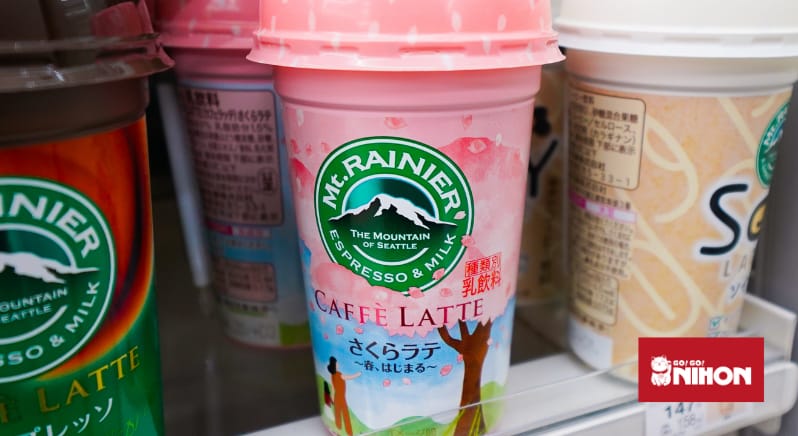 Caffè latte da frigorifero venduto in un conbini giapponese