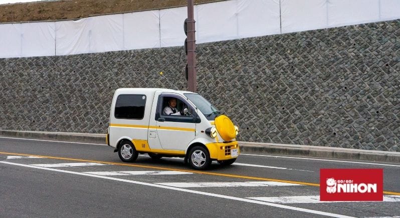 En bil som kör på vägen i Japan