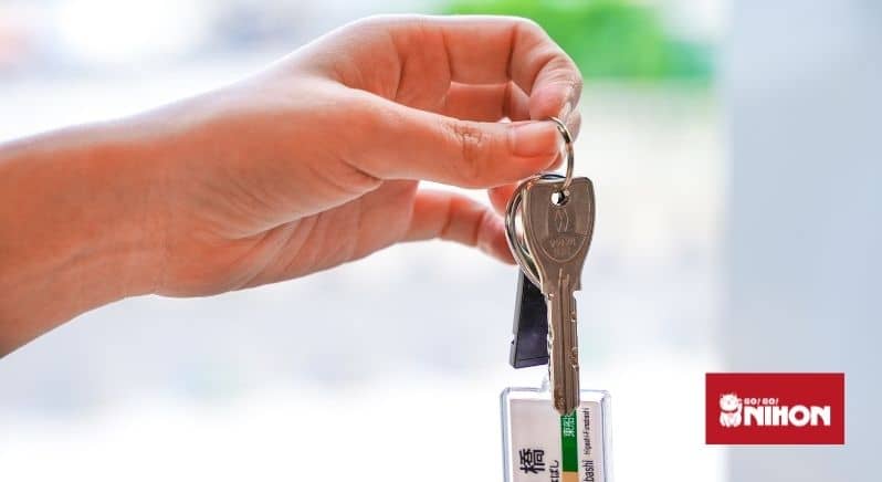 Bild på en person som håller upp ett par nycklar