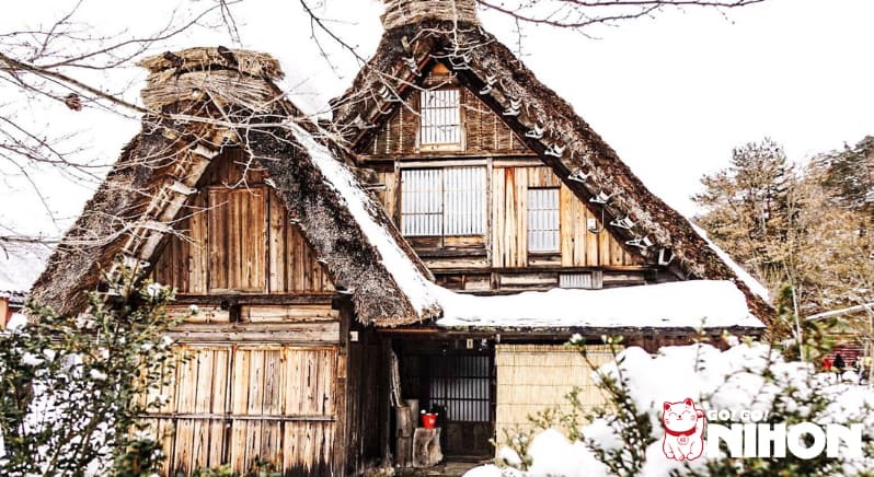 Casa en Shirakawago cubierta de nieve