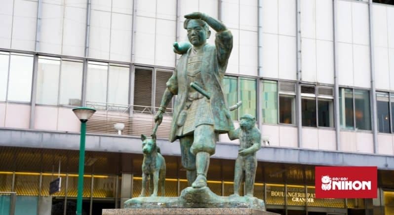 Momotaro staty framför Okayama Station