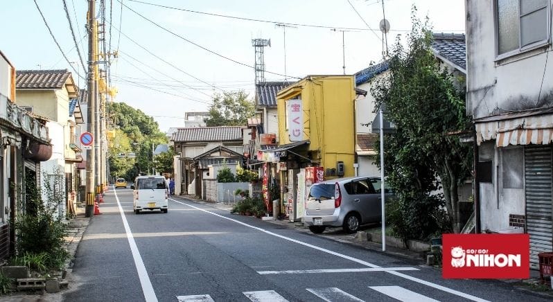 eine Straße mit Autos auf dem Land in Japan