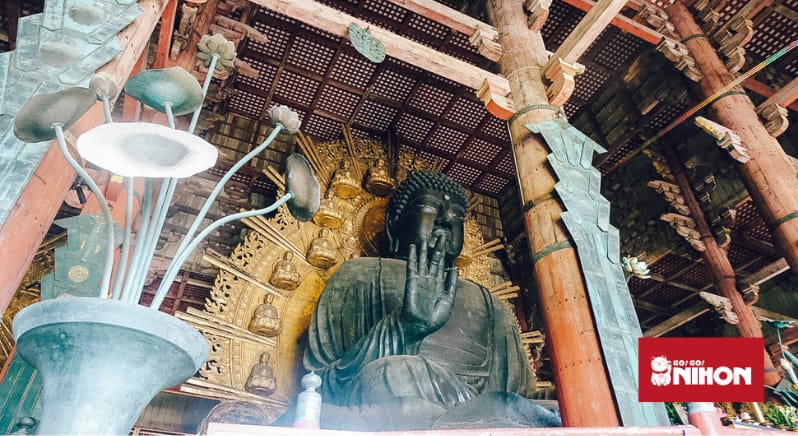 Buddhastaty inuti ett tempel i Nara