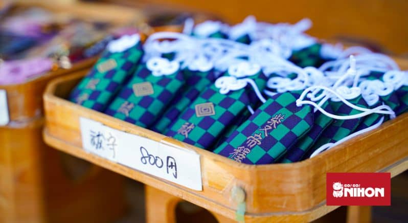 Imagen de omamori, o amuleto de la suerte japonés, comprado en templos y santuarios para la buena suerte, en particular alrededor del Año Nuevo en Japón