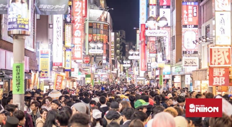 Pessoas aglomeradas caminhando por Shibuya durante as celebrações de Halloween