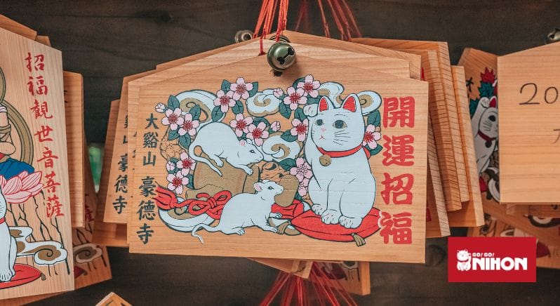 Immagine di un gatto con due topi su un ema giapponese