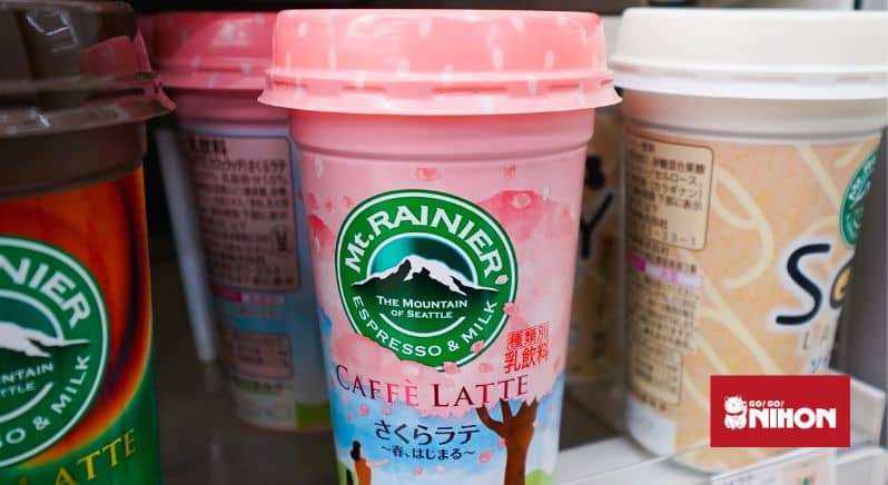 Imagen de un café con leche con temática de sakura/flor de cerezo