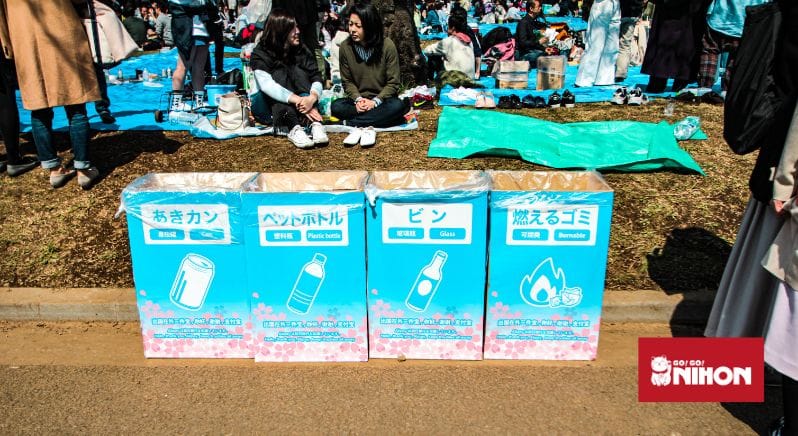 Bild von temporär aufgestellten Mülleimern in einem Park während der Hanami-Saison in Japan