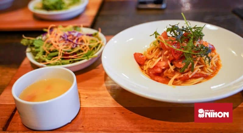 Piatto di pasta, insalata e zuppa in Giappone