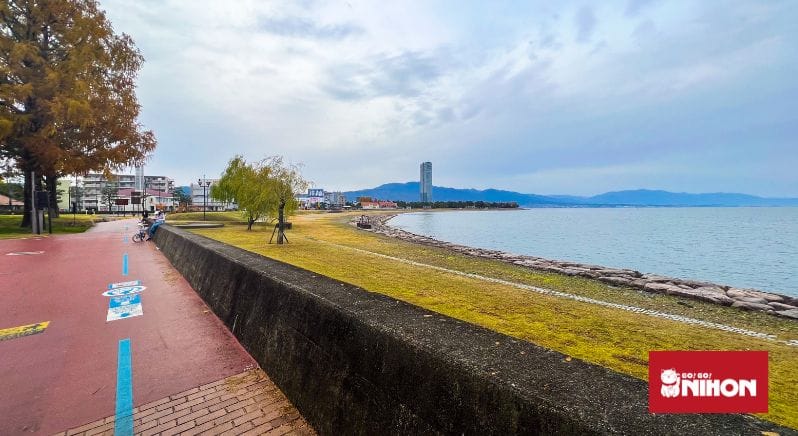 Pista ciclabile e pedonale lungo gli scogli del lago Biwa.