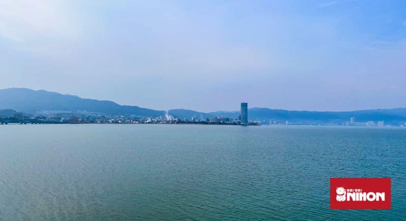 Paisagem sobre a água do Lago Biwa