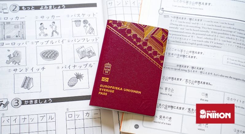 Pasaporte de la Unión Europea encima de un libro de estudio japonés.