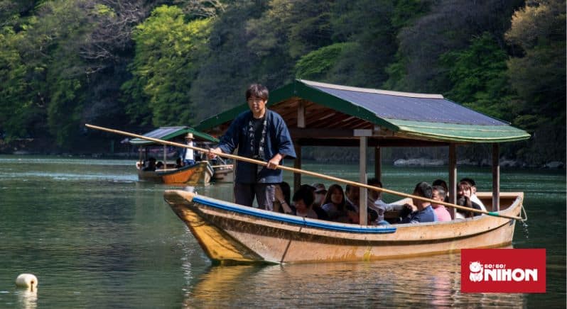 Traditionell båttur på en flod i Kyoto.