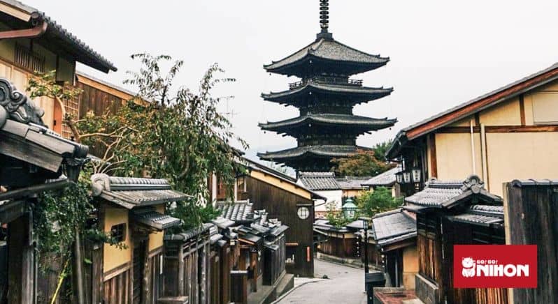 Rad med traditionella hus i Kyoto och som leder upp till en Yasaka-pagod.