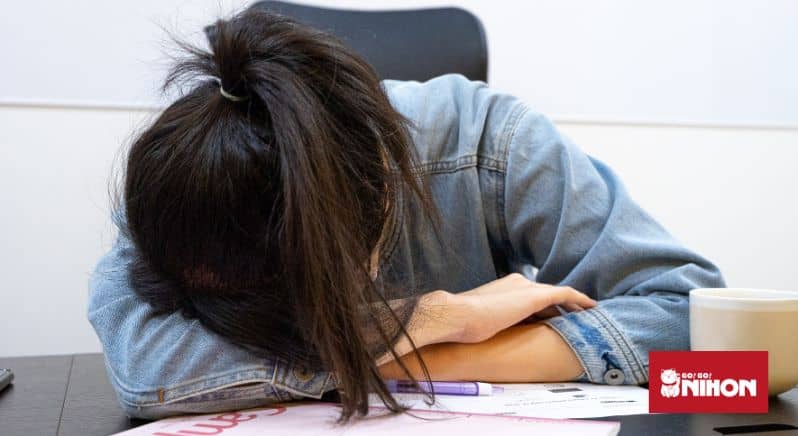 En person som sover på bordet och med det visar en av de svårigheter som icke-japaner möter i Japan: utmattning och sömn. 
