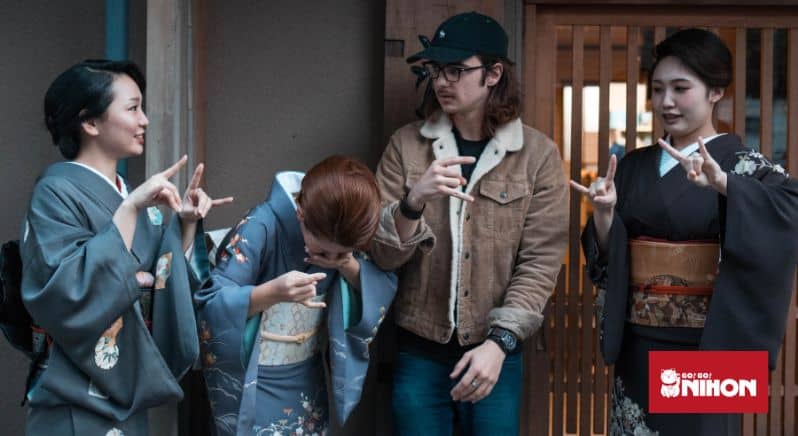 Estudante em uma viagem de estudos no Japão conversando com três mulheres japonesas de quimono. 