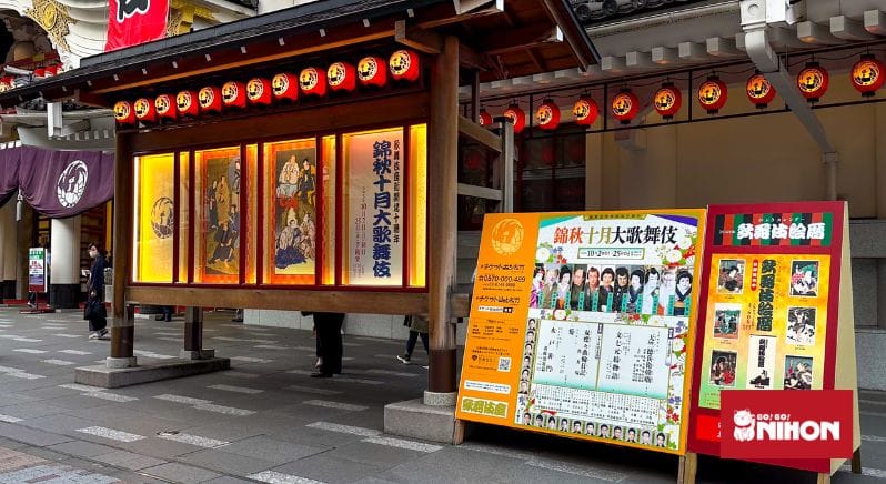 Visning av biljetter och föreställningar av kabuki i Japan utanför Kabukiza teatern i Ginza, Tokyo.