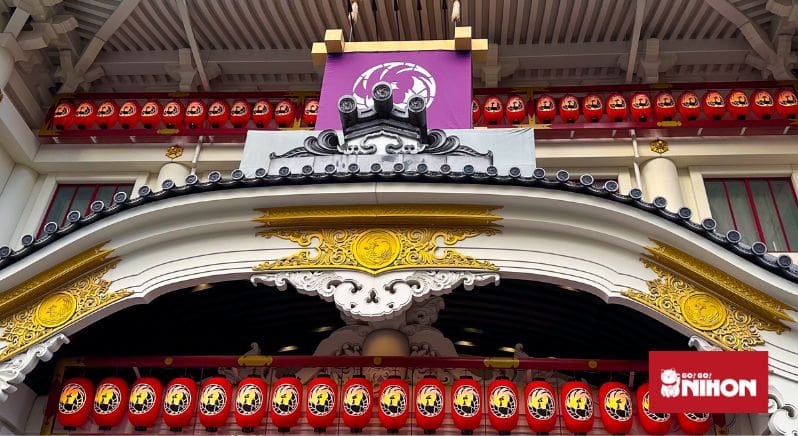 Le toit aux décorations complexes du Kabukiza theater qui propoesent des pièces de kabuki au Japon.