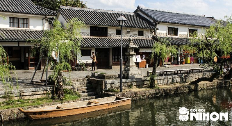 Bateau sur une rivière à Kyoto.