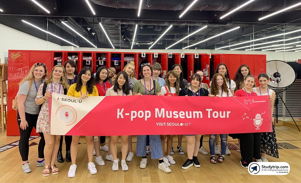 Guidad tur till ett K-pop museum via Go! Go! Hanguks study trip