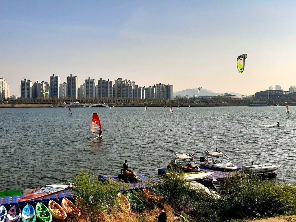 Han River, en av sommardestinationerna för vindsurfing i Sydkorea.