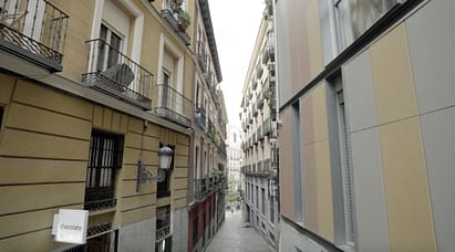 https://ml51fcqfj9ed.i.optimole.com/w:412/h:228/q:mauto/f:best/https://gogoespana.com/wp-content/uploads/2021/10/How-to-find-accommodation-in-Spain-street.jpg