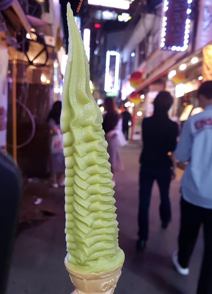 Cose da fare a Hongdae: mangiare il gelato lungo mezzo metro