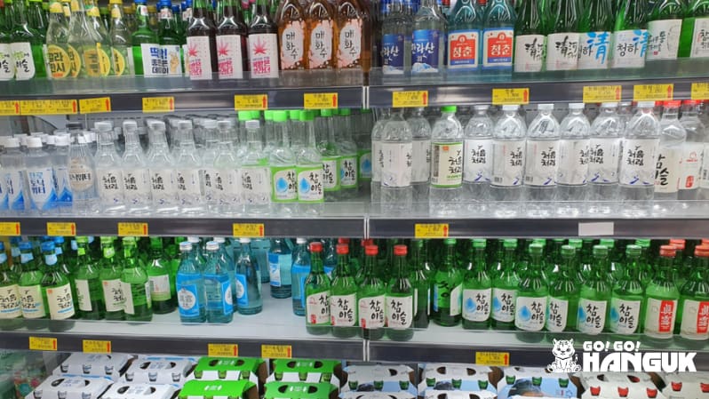 Bottiglie di soju su uno scaffale da bere in Corea