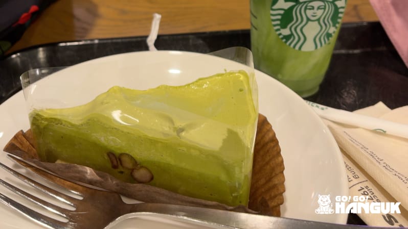 Matcha and red beans cake, typical dessert flavors in Korea