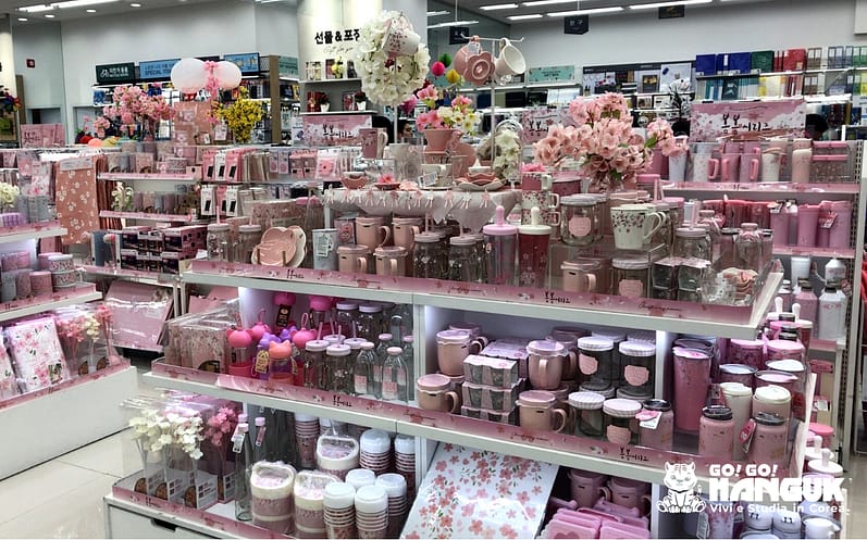 Productos Daiso con temática de flores de cerezo en Corea