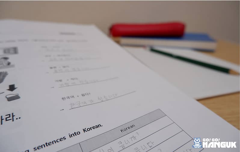 Koreanisch lernen in Korea - Lernmaterial auf einem Tisch