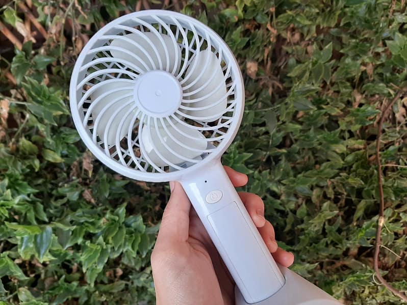 Mini ventilatore per sopravvivere all'estate in Corea