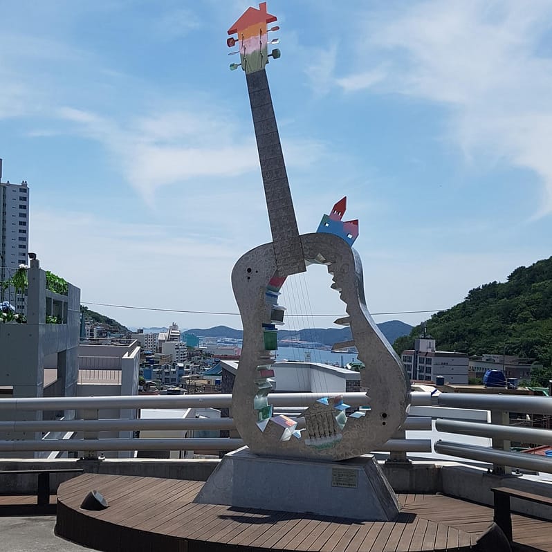 Chitarra gigante nel Gamcheon Culture Village di Busan