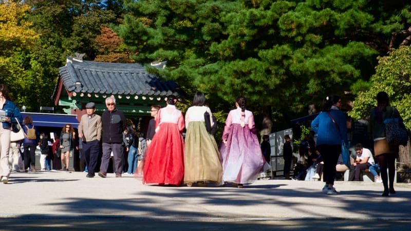Ragazze vestite in hanbok nel giorno dello scambio dei regali per il Seollal