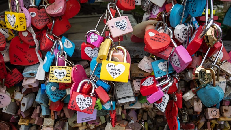 Kärlekslås som hänger på väggen för att fira Alla hjärtans dag i Sydkorea