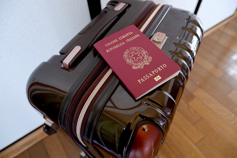 Valigia e passaporto per partire per la Corea