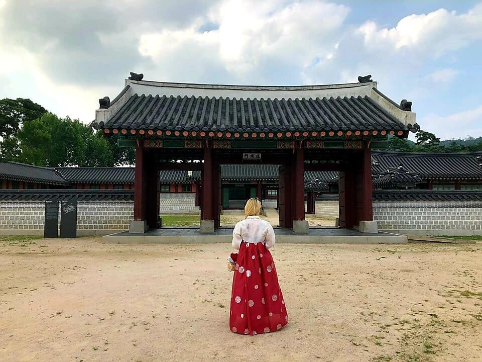 fille blond portant un hanbok en Corée