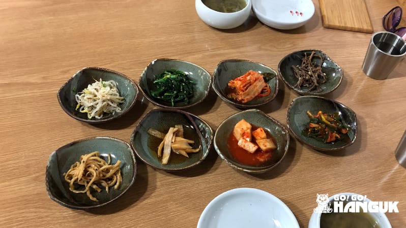 Contorni coreani su una tavola