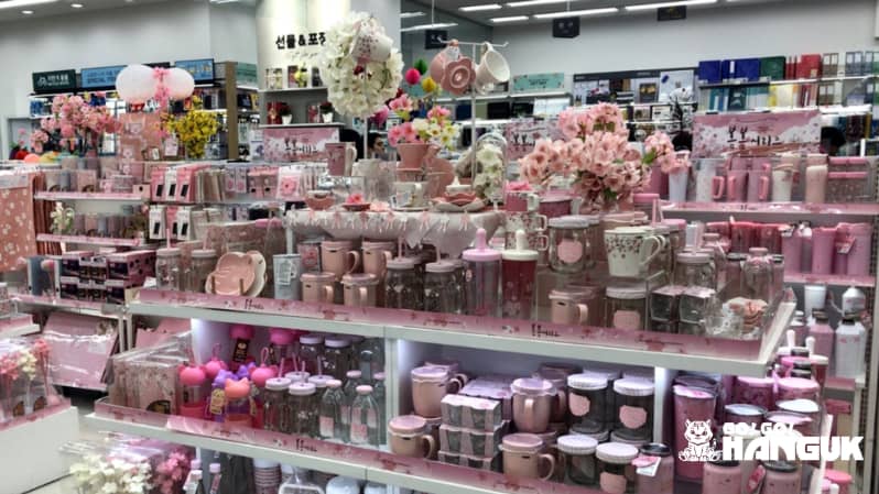 produkter med körsbärblomstema under körsbärsblommor i sydkorea