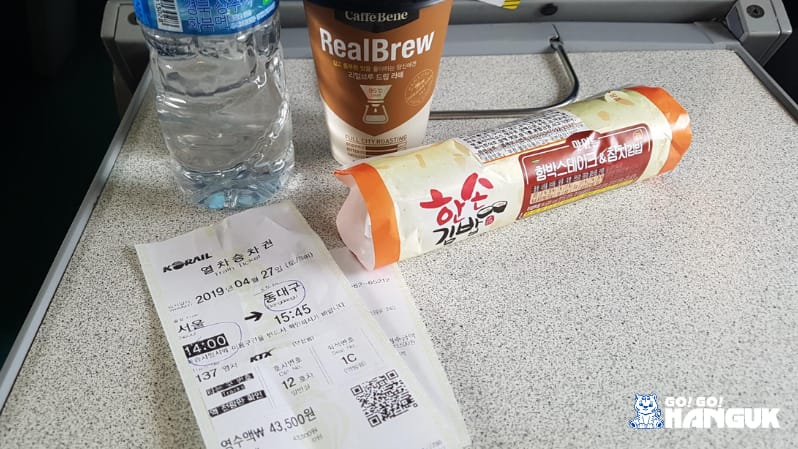 Mat och biljett på ett KTX tåg i Korea